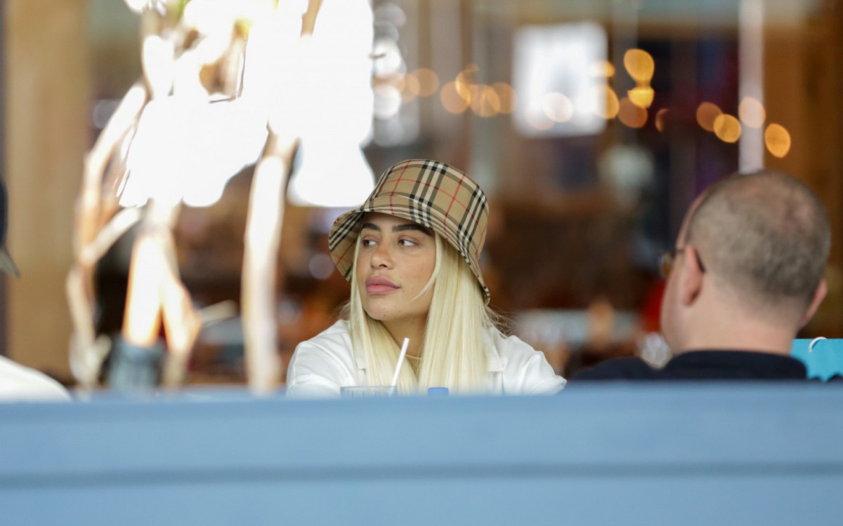 Rafaella Santos e Darlin Ferrattry almo&ccedil;am juntas em shopping da Barra da Tijuca, na Zona Oeste do Rio, na tarde de segunda-feira