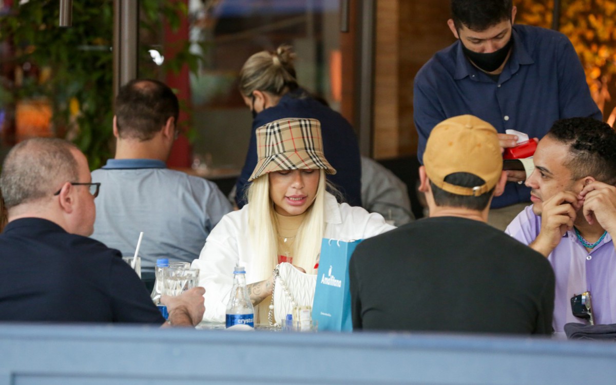 Rafaella Santos e Darlin Ferrattry almo&ccedil;am juntas em shopping da Barra da Tijuca, na Zona Oeste do Rio, na tarde de segunda-feira