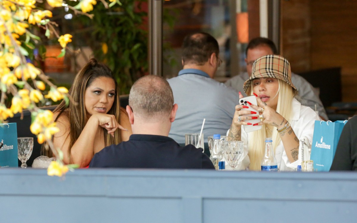 Rafaella Santos e Darlin Ferrattry almo&ccedil;am juntas em shopping da Barra da Tijuca, na Zona Oeste do Rio, na tarde de segunda-feira