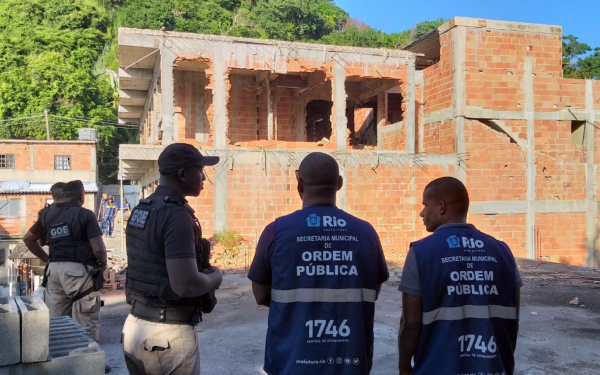 Secretaria de Ordem P&uacute;blica realiza opera&ccedil;&atilde;o para demolir constru&ccedil;&atilde;o irregular no Recreio dos Bandeirantes
