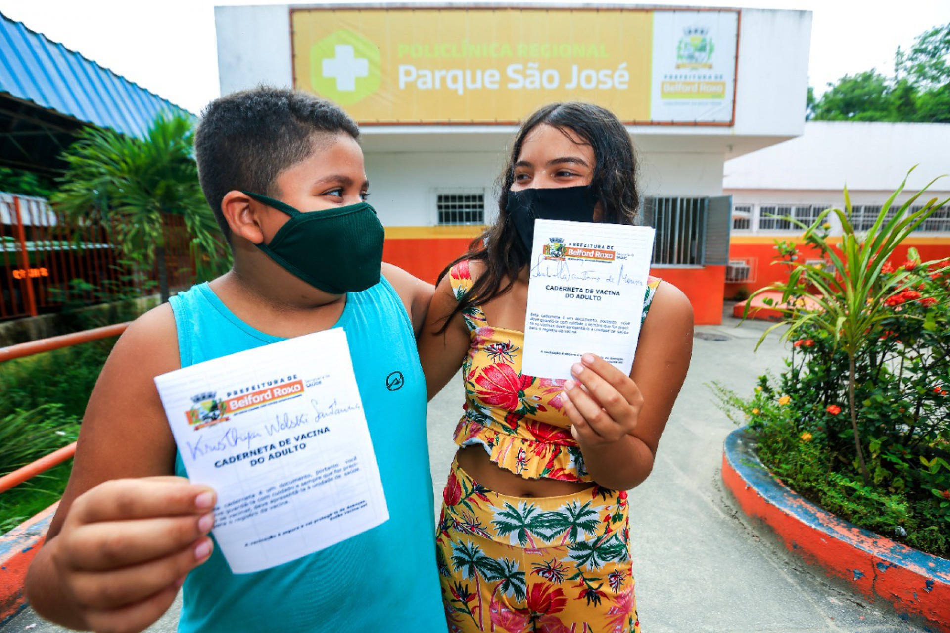 Os primos Kristhyan Santanna e Isabella de Moura tomaram a primeira dose da vacina na Policl&iacute;nica do Parque S&atilde;o Jos&eacute; - Rafael Barreto / PMBR