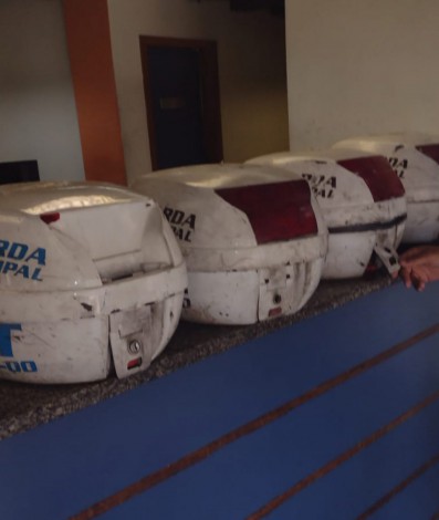 Cinco baús da Guarda Municipal são localizados em ferro-velho da Tijuca nesta terça-feira (25) - Divulgação/Subprefeitura da Grande Tijuca