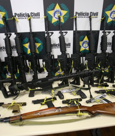 Foi apreendido um total de 55 armas de fogo na residência do acusado, que é conhecido como Bala 40 e foi preso segunda-feira, em Goiás