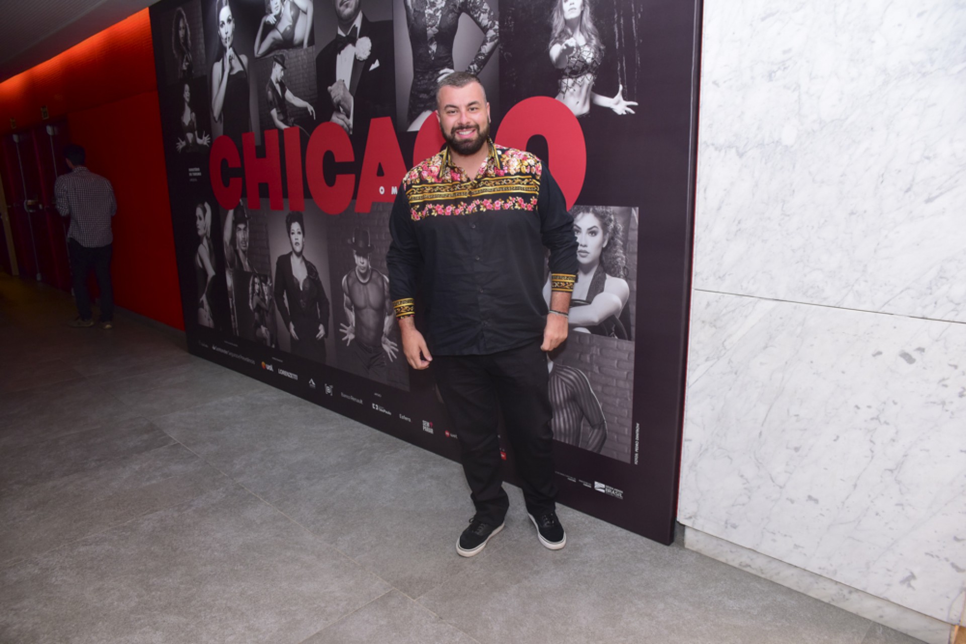 Fernando Poli, marido de Tiago Abravanel, curte o espetáculo 'Chicago' - Ag. News