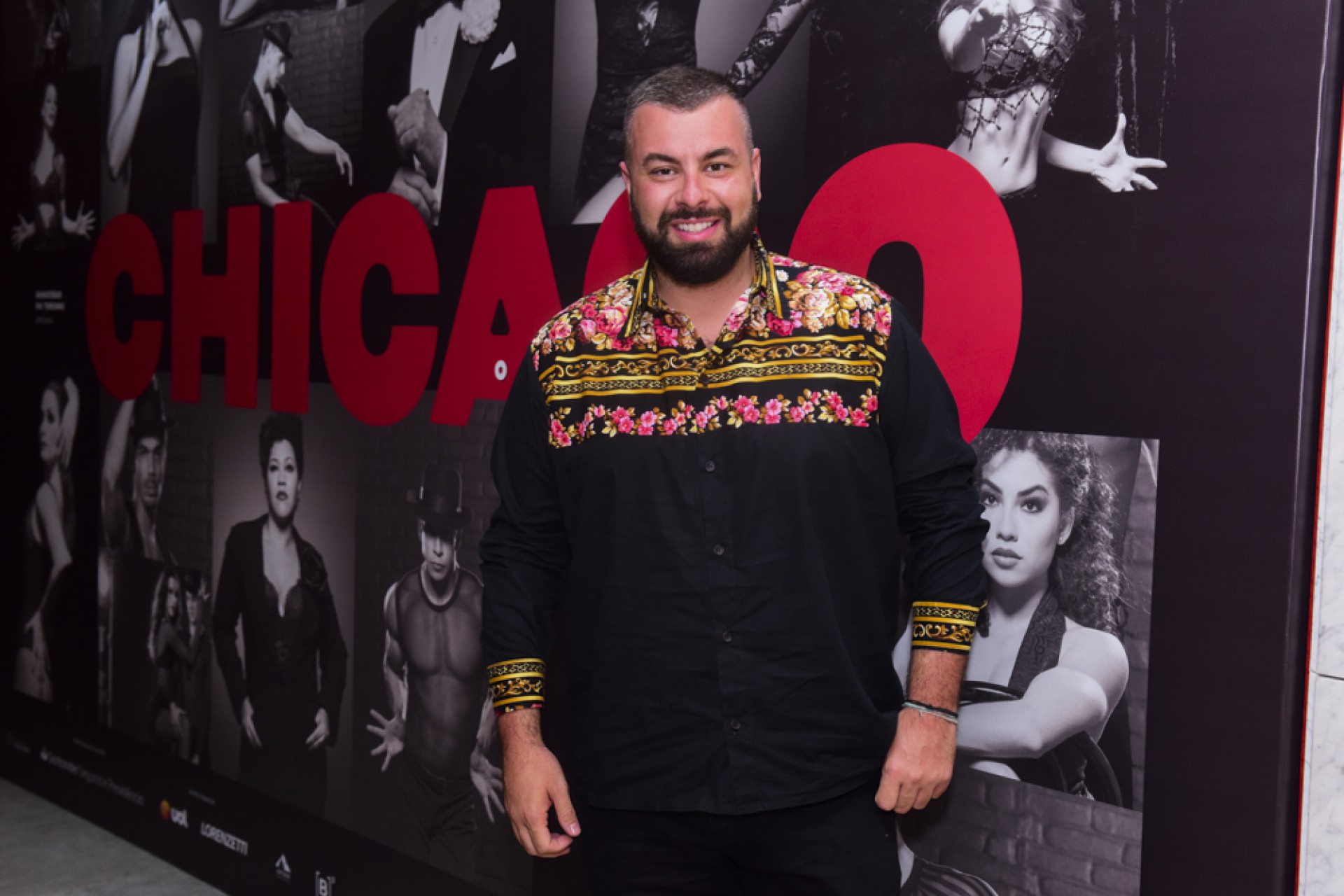 Fernando Poli, marido de Tiago Abravanel, curte o espetáculo 'Chicago' - Ag. News