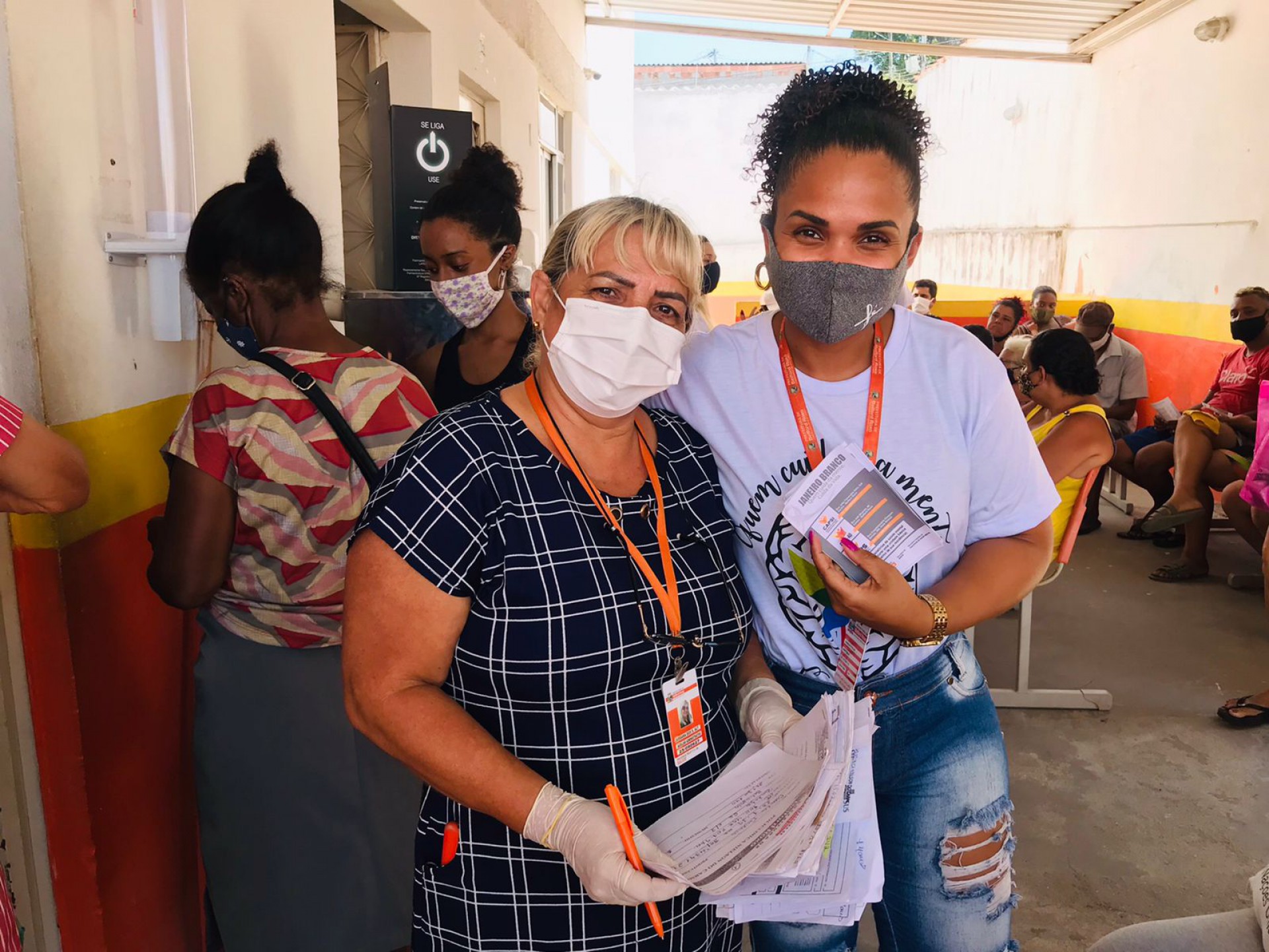 Dejane Nascimento (branco) contou com o apoio da Secretaria Municipal Executiva de Pol&iacute;ticas de Sa&uacute;de Mental de Belford Roxo, na abordagem na Policl&iacute;nica Nielson do Carmo - Divulga&ccedil;&atilde;o