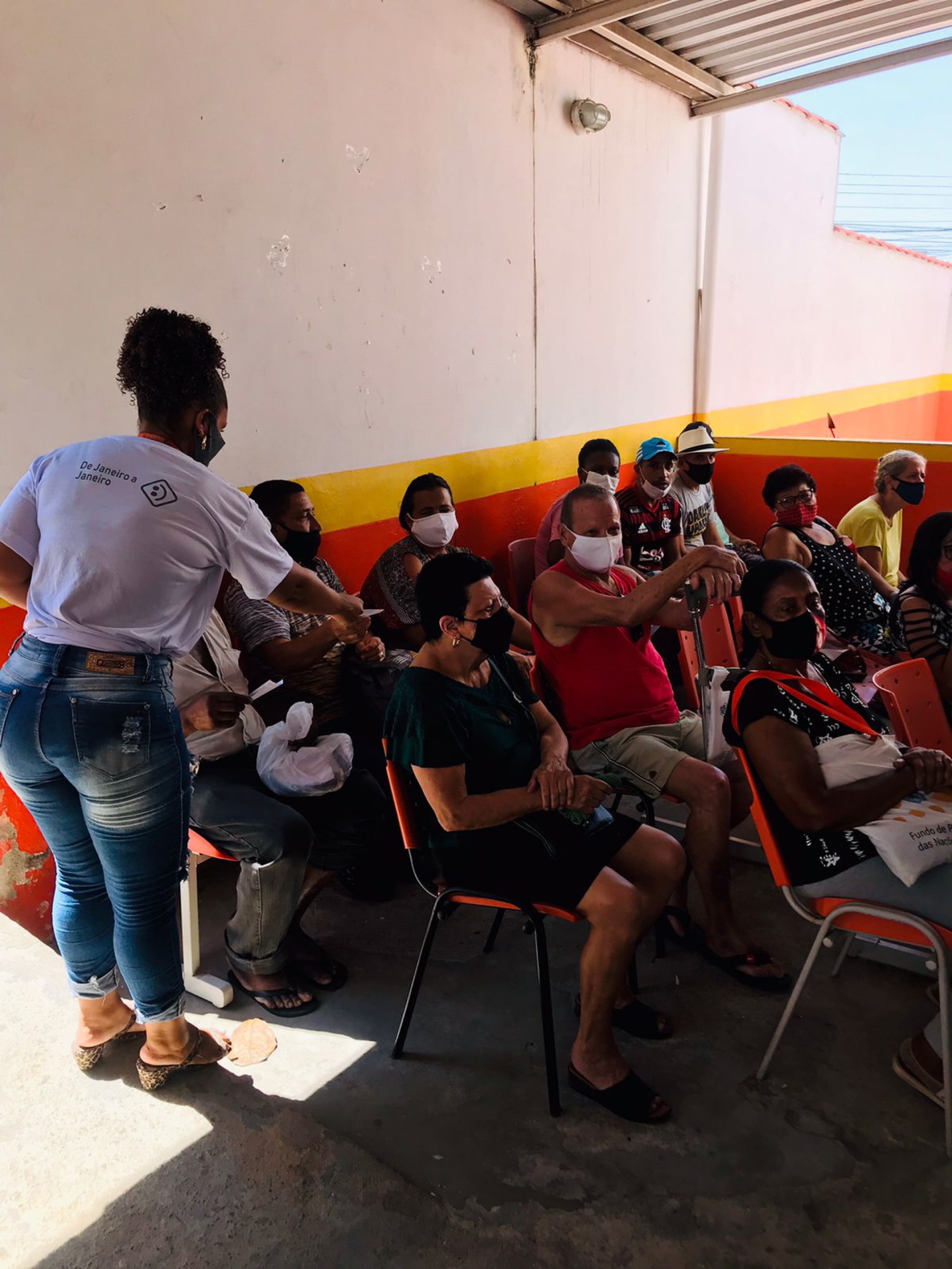 Dejane Nascimento, diretora t&eacute;cnica CAPS AD Belford Roxo, entregando informativos sobre aos usu&aacute;rios da Policl&iacute;nica sobre o Janeiro Branco - DIvulga&ccedil;&atilde;o