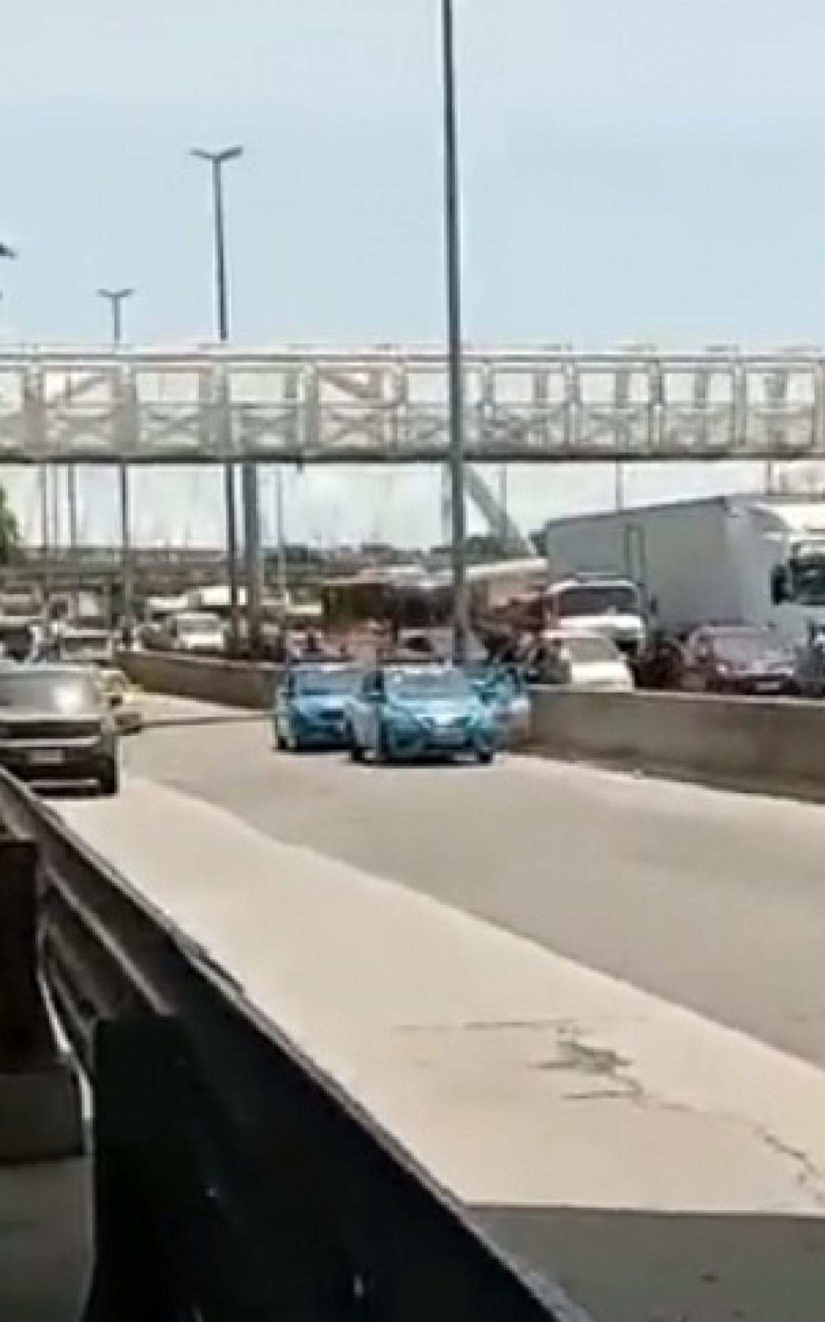 Policiais militares e um pedestre ficam baleados durante intenso tiroteio na Avenida Brasil, nesta quarta-feira