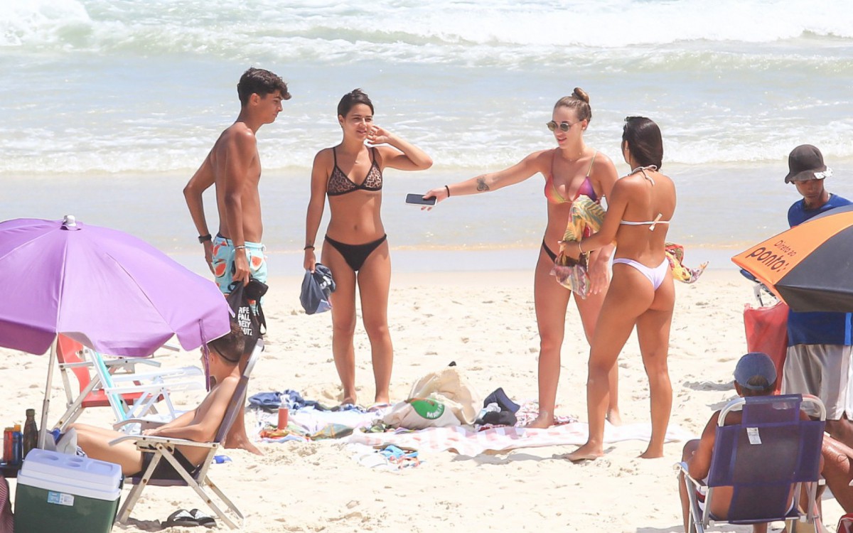 Giulia Buscacio curte dia de sol na praia da Barra da Tijuca