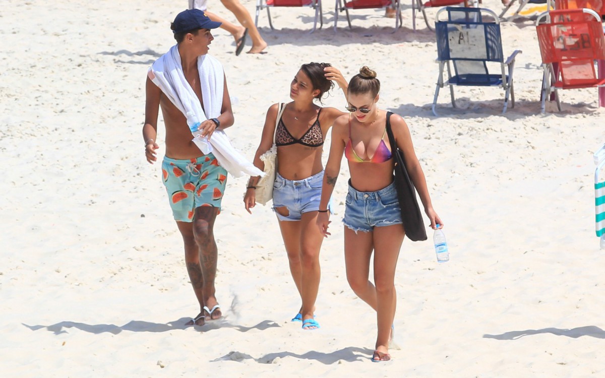 Giulia Buscacio curte dia de sol na praia da Barra da Tijuca
