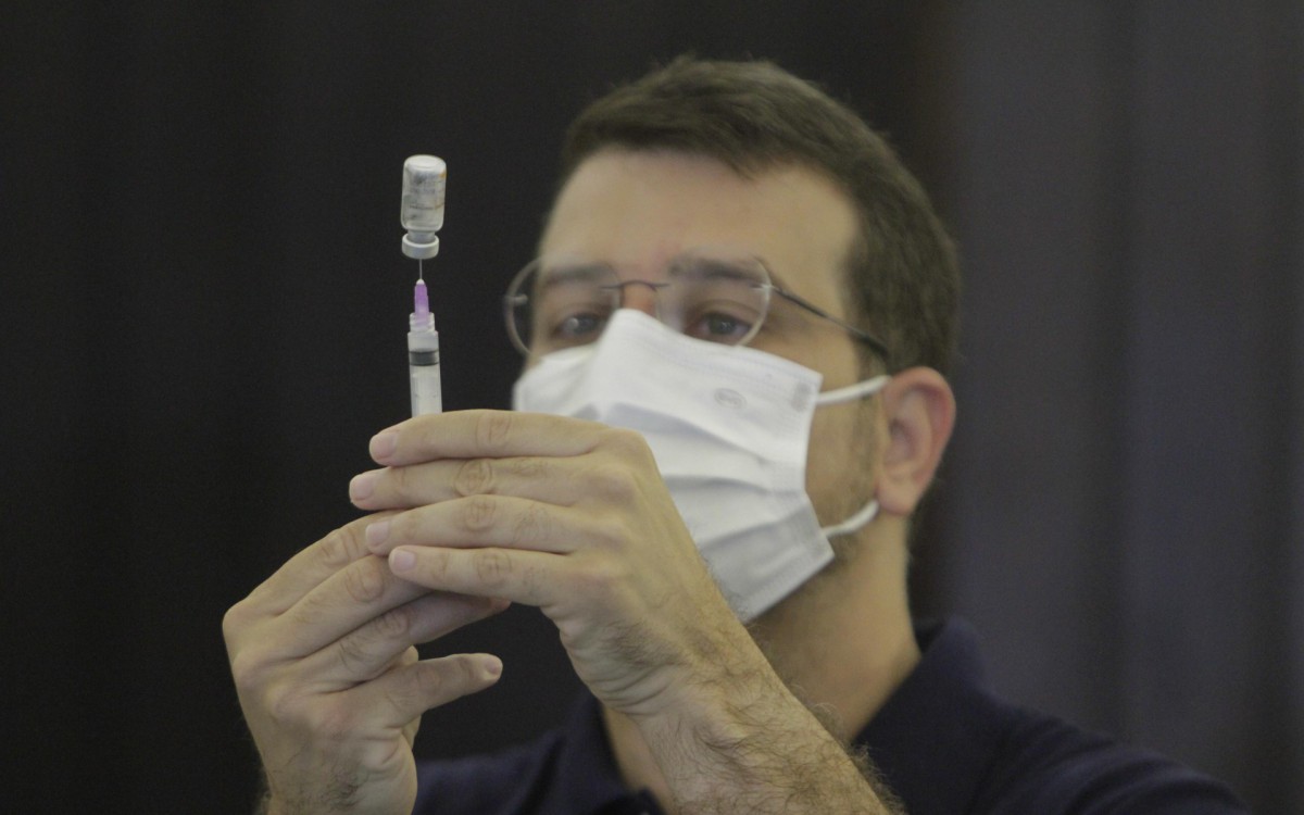 Crianças com 10 anos são vacinadas no Planetário da Gávea, nesta quarta-feira (26). 