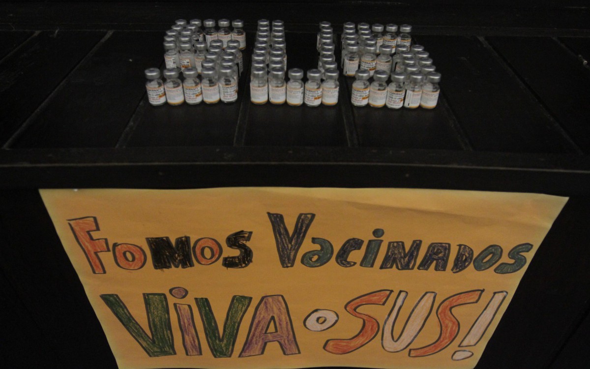 Crianças com 10 anos são vacinadas no Planetário da Gávea, nesta quarta-feira (26). 