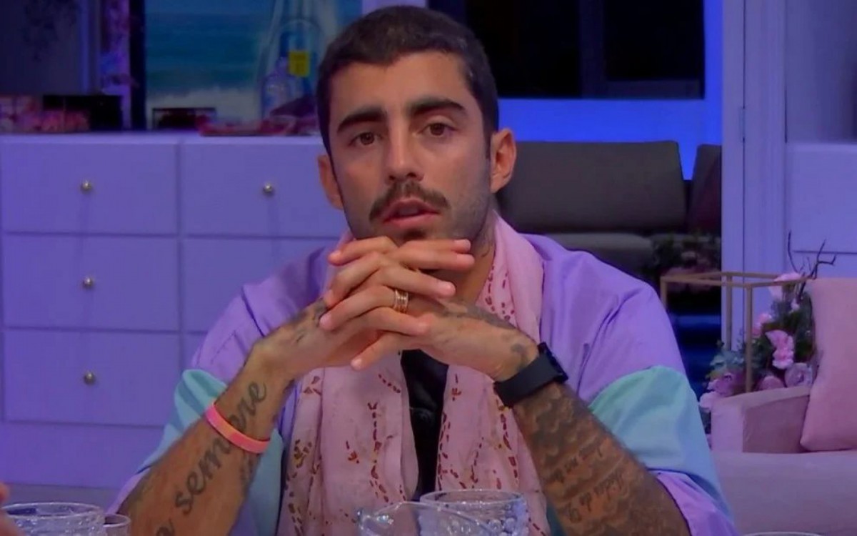 Pedro Scooby com o relógio enviado para os participantes do 'BBB 22' - Reprodução/Globoplay