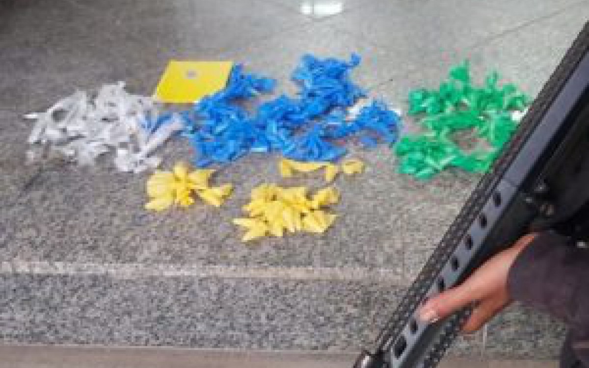 A dupla foi encaminhada para a 127&ordf; Delegacia de Pol&iacute;cia (127&ordf; DP), autuada e presa.