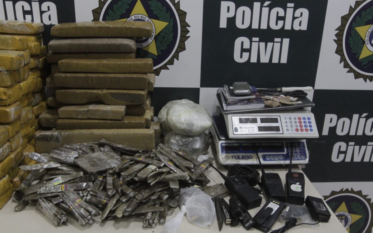 Os agentes da 35&ordf; DP (Campo Grande) encontraram as drogas escondidas no telhado de um galp&atilde;o, no Jacarezinho 