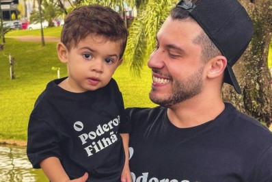 Murilo Huff surge agarrado com o filho e diz: 'Que saudade que eu tava'