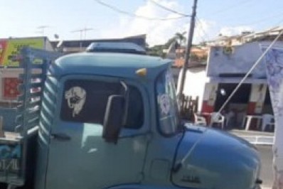 Caminhão de telhas é roubado na Estrada dos Cajueiros