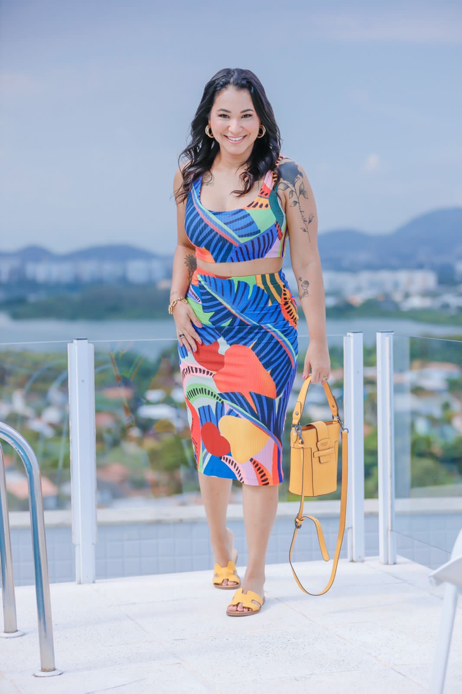 Mel Britto optou uma produção com estampa de folhagens coloridas e uma sandália rasteirinha - Leo Cordeiro/ Divulgação