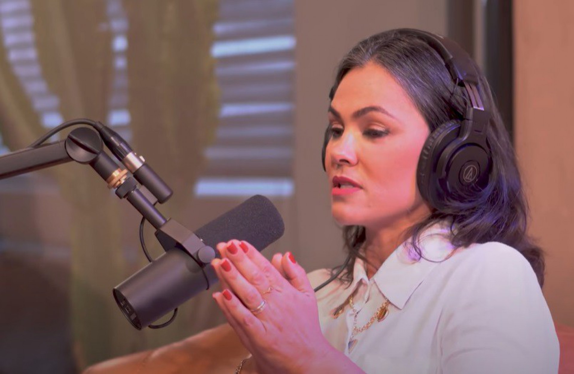 Karina Bacchi relembra ensaio nu durante entrevista com Suzana Alves - reprodução de vídeo