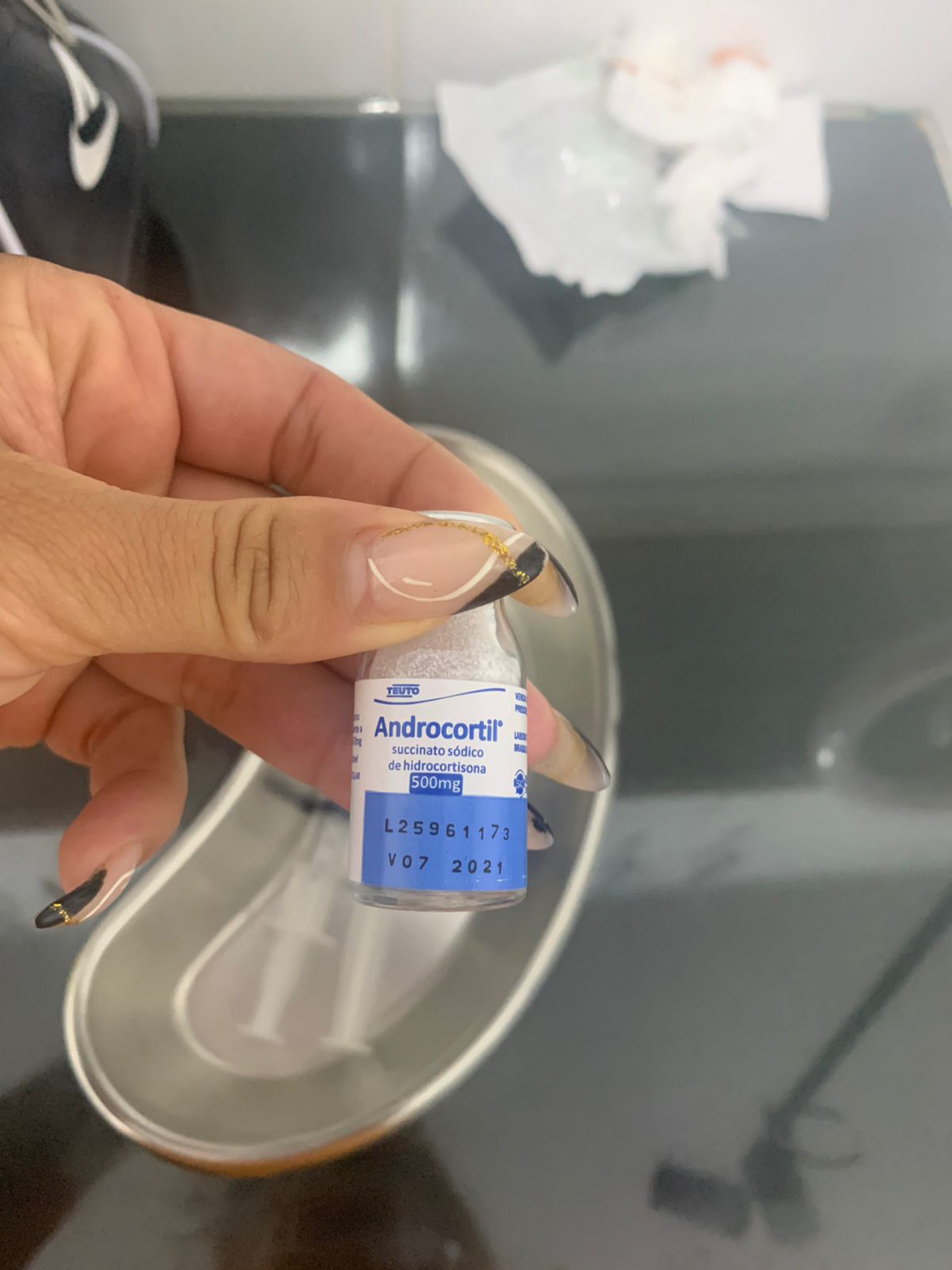 Familiares de Rosimery afirmam ter encontrado medicamento vencido na lixeira da sala onde ela realizou hidrolipo   - Fábio Costa / Agência O DIA 