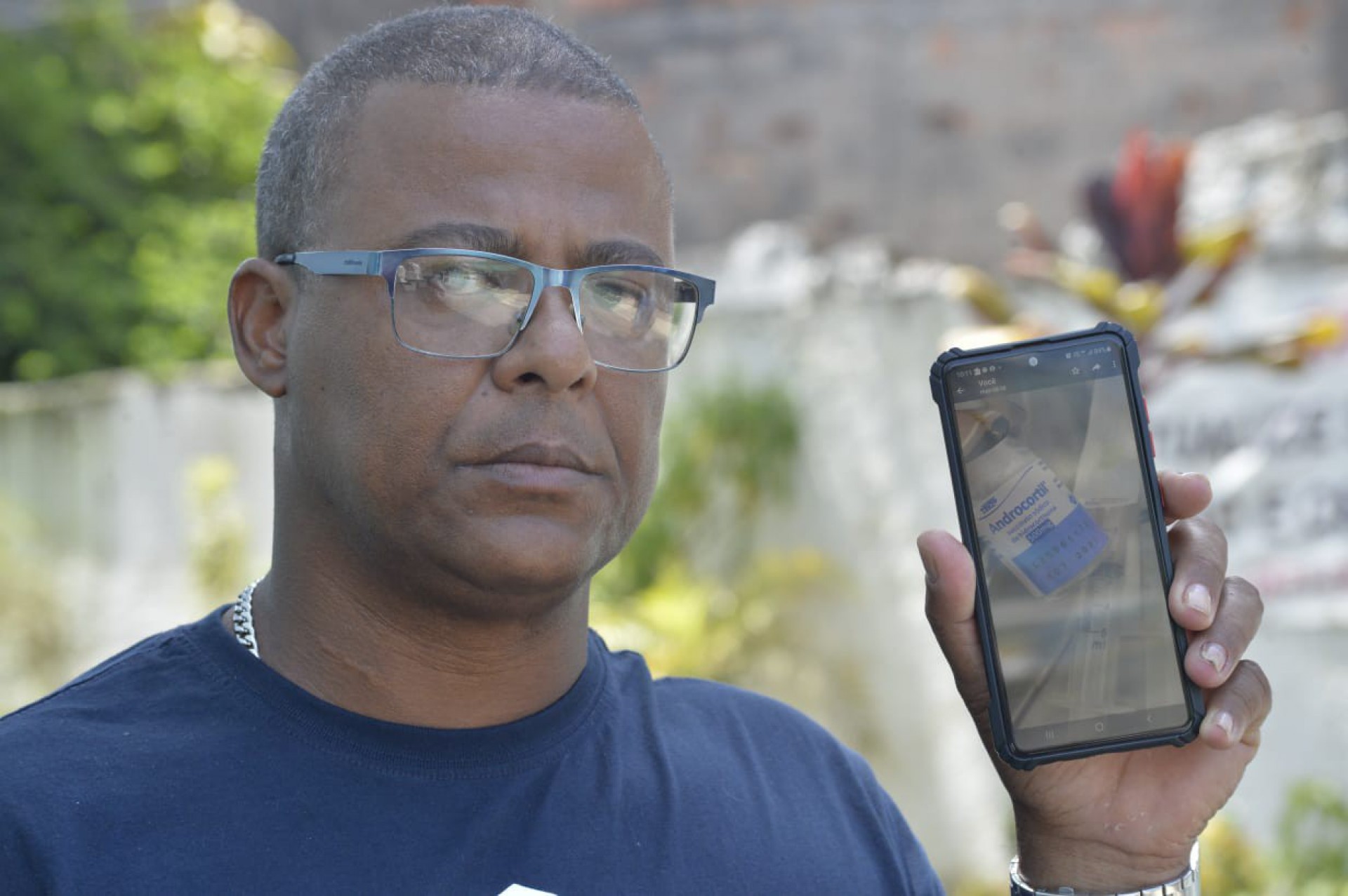 Marido de Rosimery, Alcimar Dario, mostra foto de medicamento vencido encontrado na lixeira da sala onde ela realizou hidrolipo   - Fábio Costa / Agência O DIA 