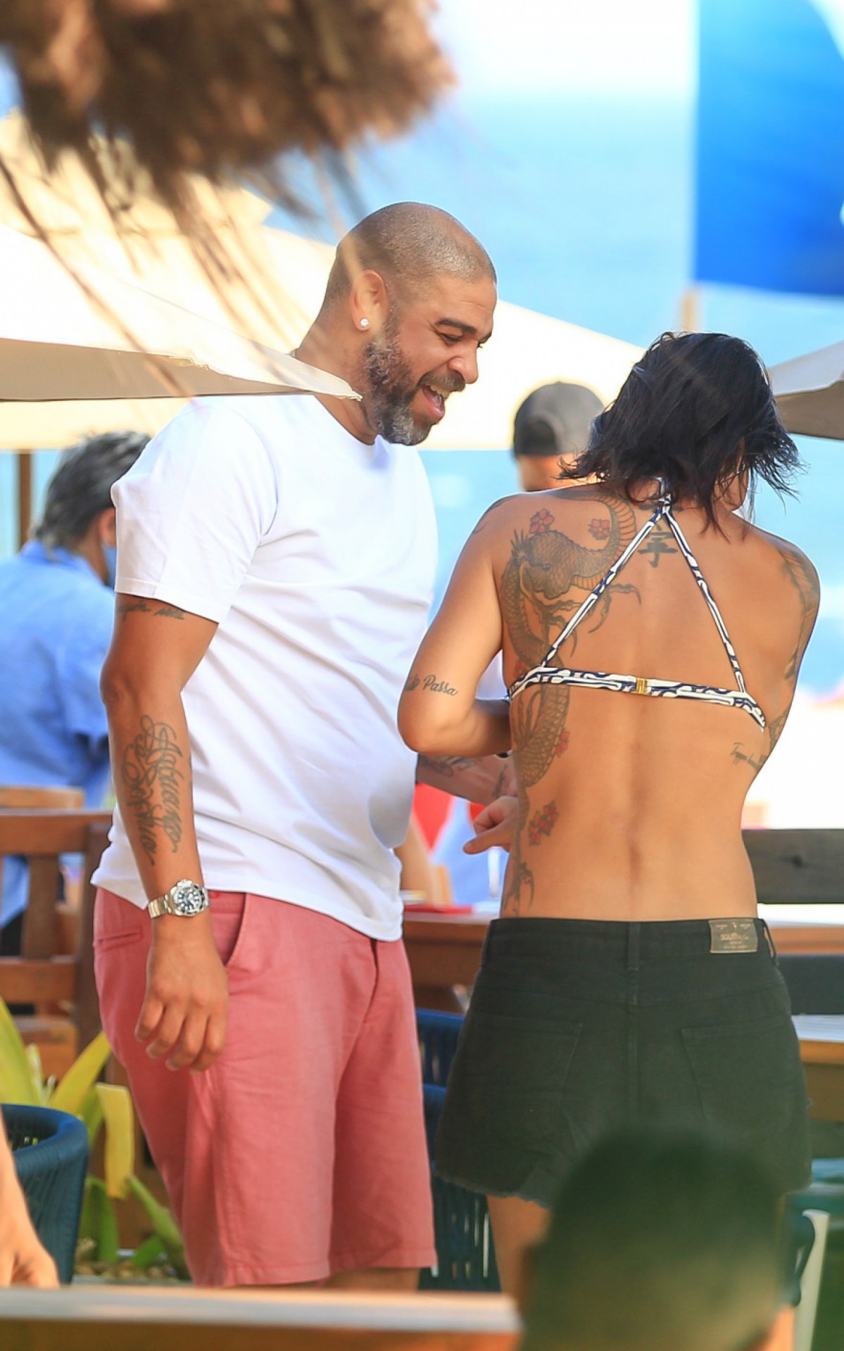 Adriano Imperador curte dia de praia na Barra da Tijuca, na Zona Oeste do Rio, ao lado de amigos