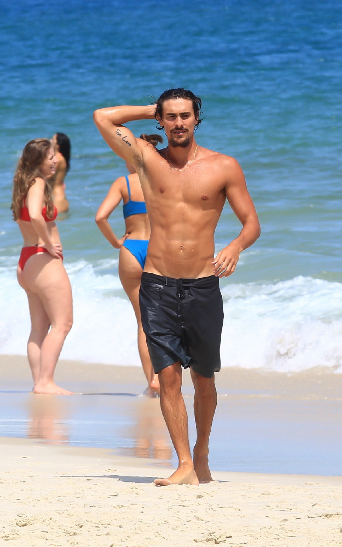 Bruno Montaleone curte dia de sol com os amigos em praia da Zona Oeste