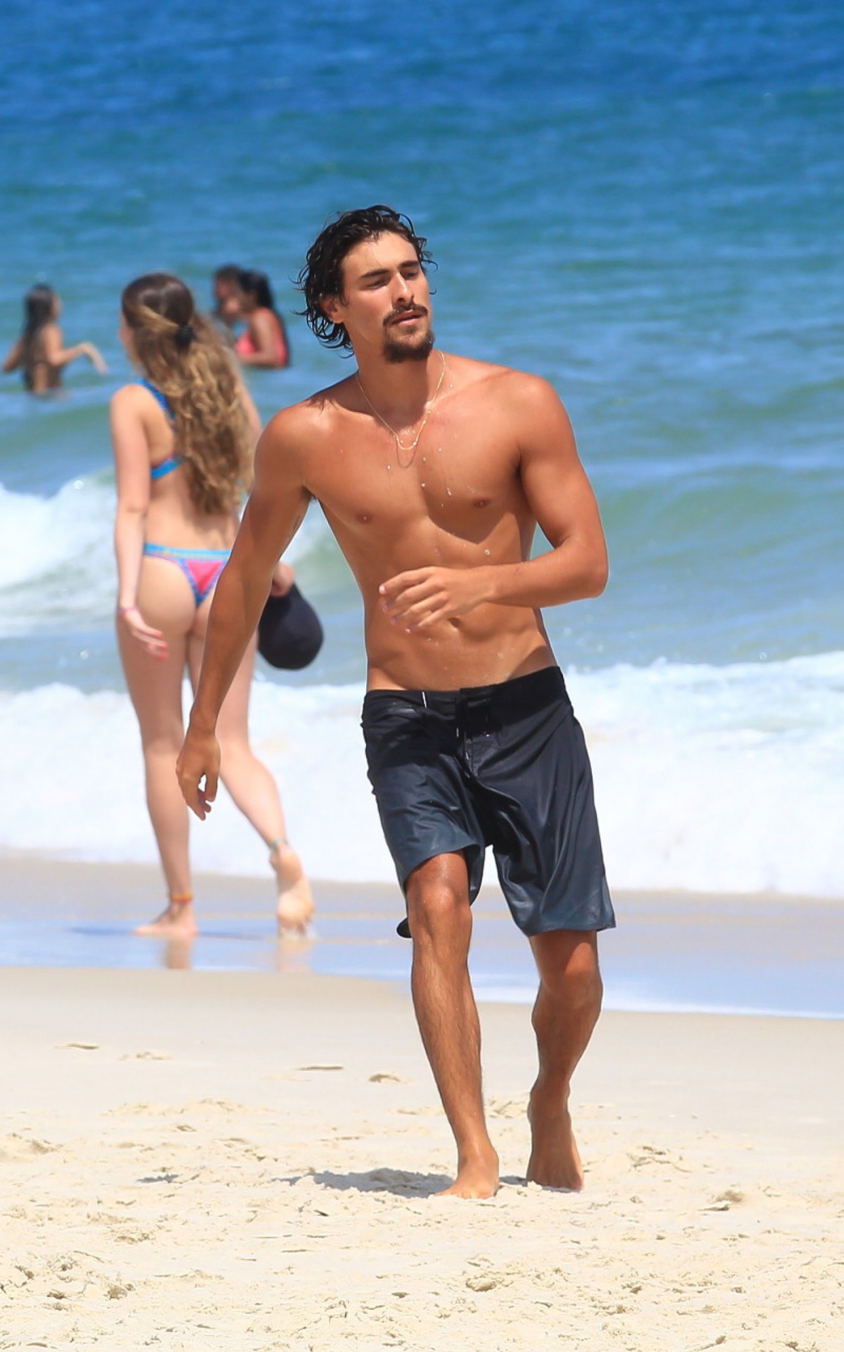 Bruno Montaleone curte dia de sol com os amigos em praia da Zona Oeste
