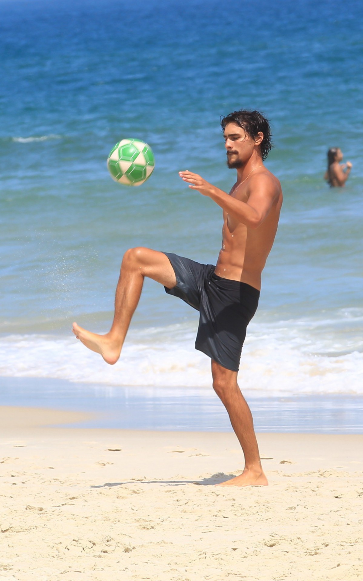 Bruno Montaleone curte dia de sol com os amigos em praia da Zona Oeste