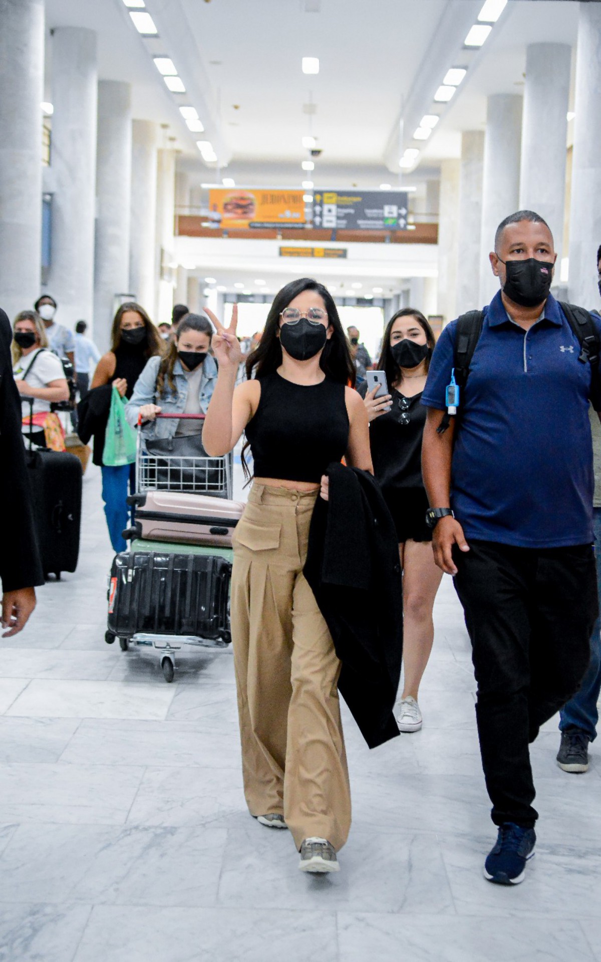 Juliette desembarca em aeroporto do Rio e posa para fotos com f&atilde;s