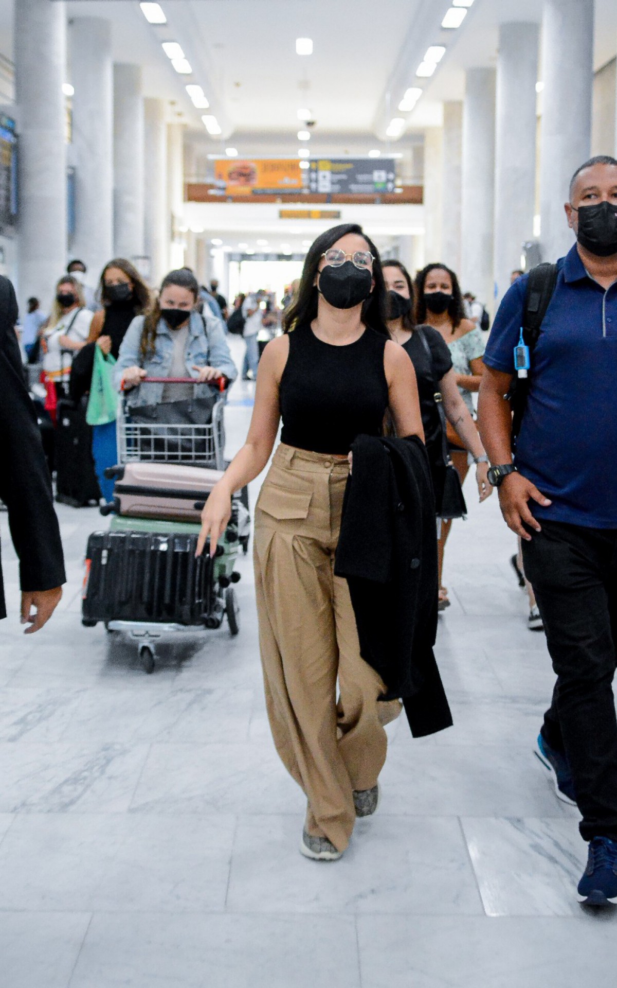 Juliette desembarca em aeroporto do Rio e posa para fotos com f&atilde;s