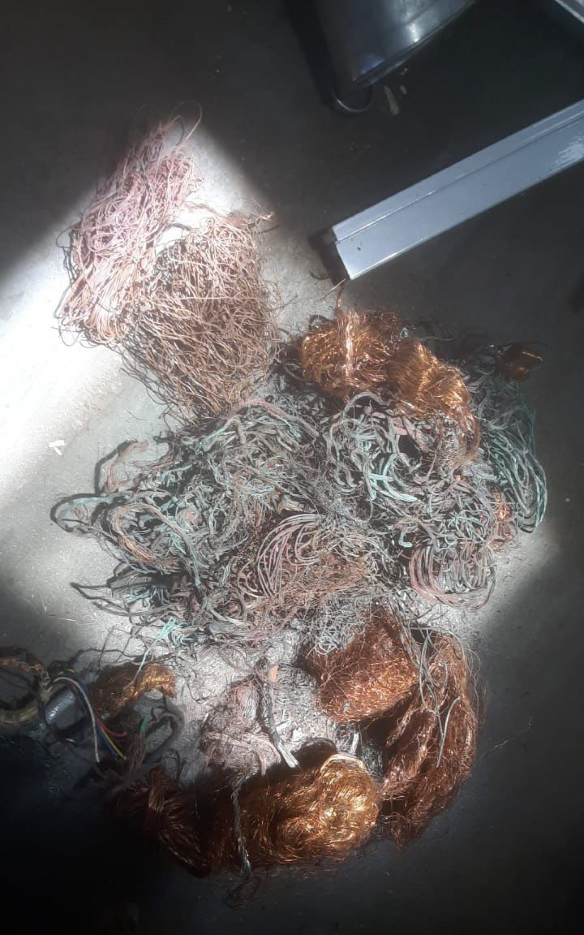 Agentes apreenderam cerca de 20 quilos de cobre provenientes de cabos furtados de concession&aacute;rias