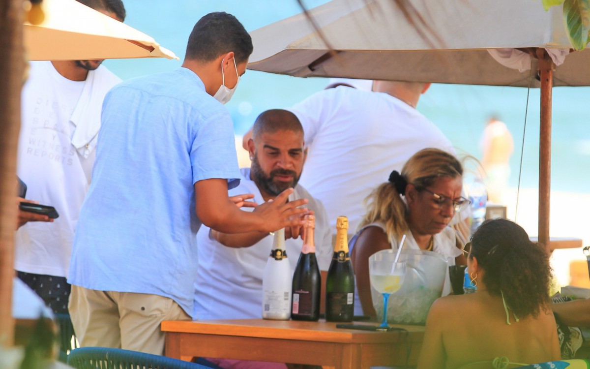 Adriano Imperador curte dia de praia na Barra da Tijuca, na Zona Oeste do Rio, ao lado de amigos