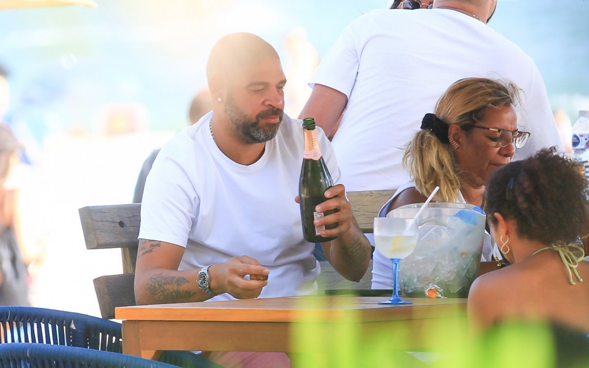 Adriano Imperador curte dia de praia na Barra da Tijuca, na Zona Oeste do Rio, ao lado de amigos