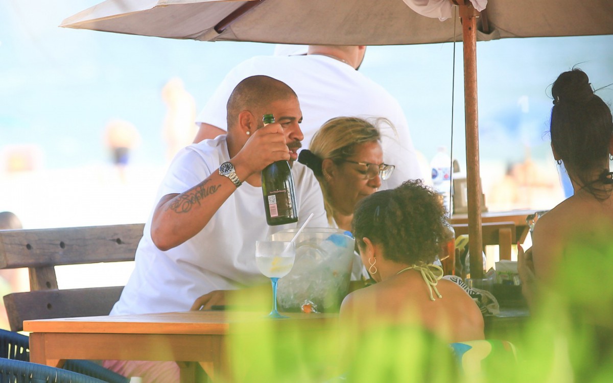 Adriano Imperador curte dia de praia na Barra da Tijuca, na Zona Oeste do Rio, ao lado de amigos