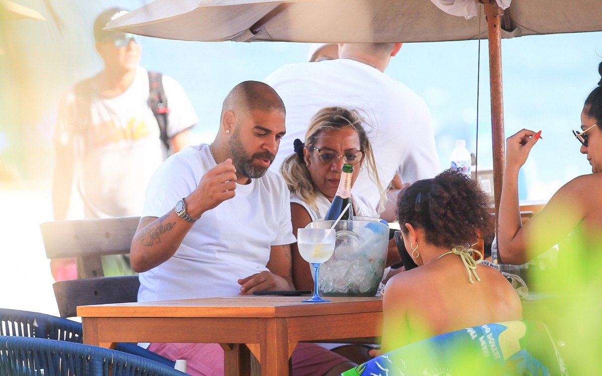 Adriano Imperador curte dia de praia na Barra da Tijuca, na Zona Oeste do Rio, ao lado de amigos