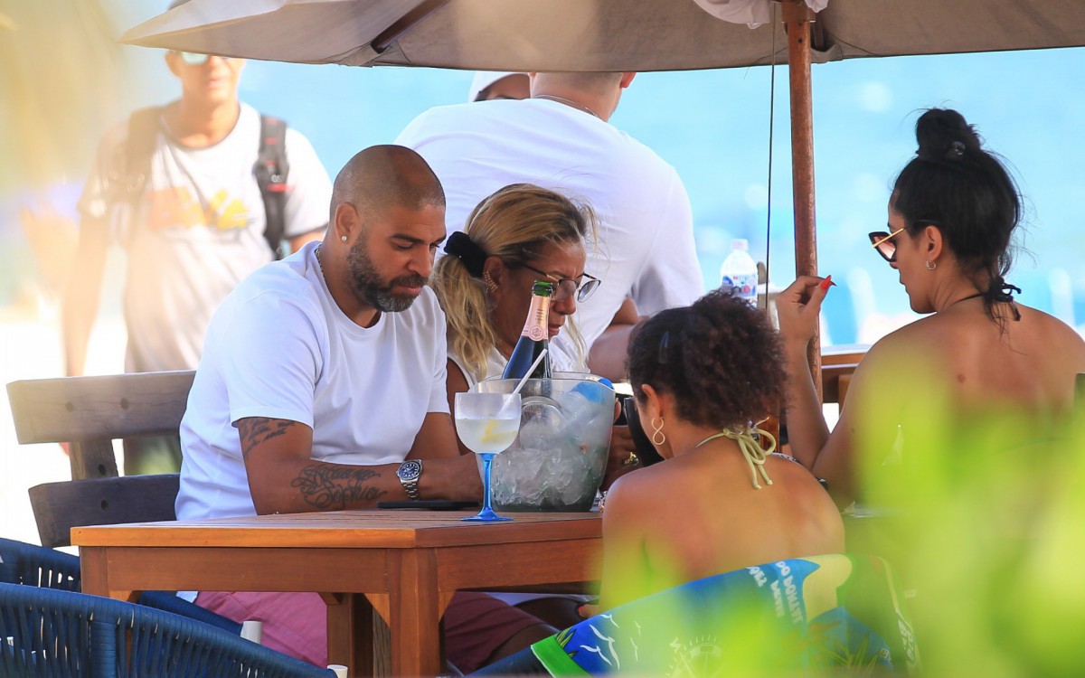 Adriano Imperador curte dia de praia na Barra da Tijuca, na Zona Oeste do Rio, ao lado de amigos