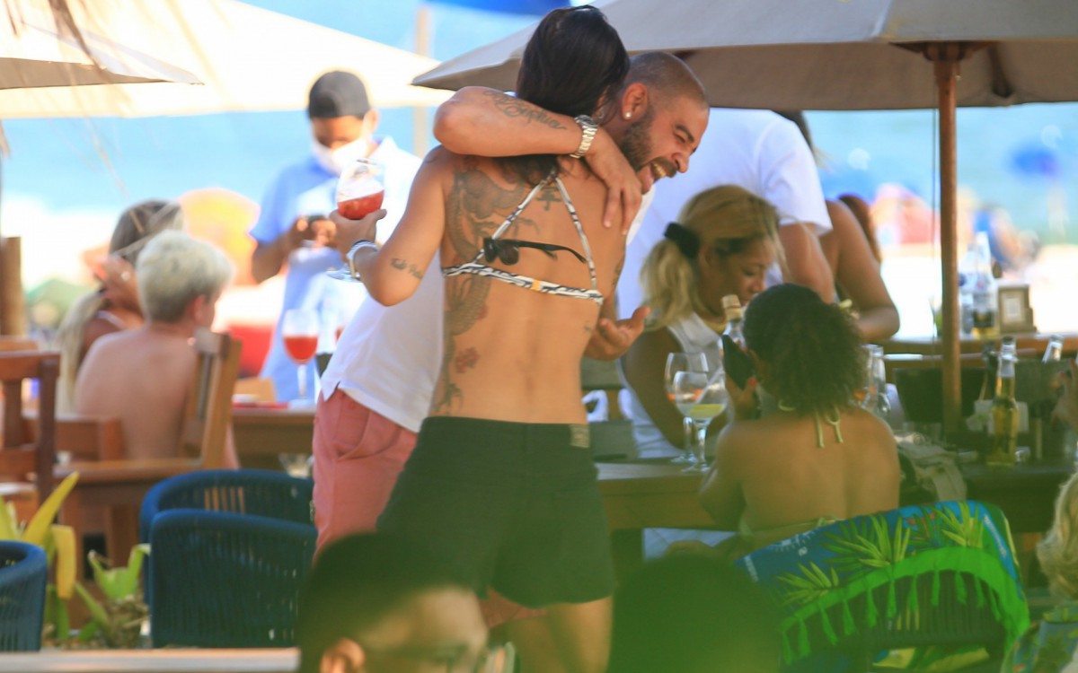 Adriano Imperador curte dia de praia na Barra da Tijuca, na Zona Oeste do Rio, ao lado de amigos