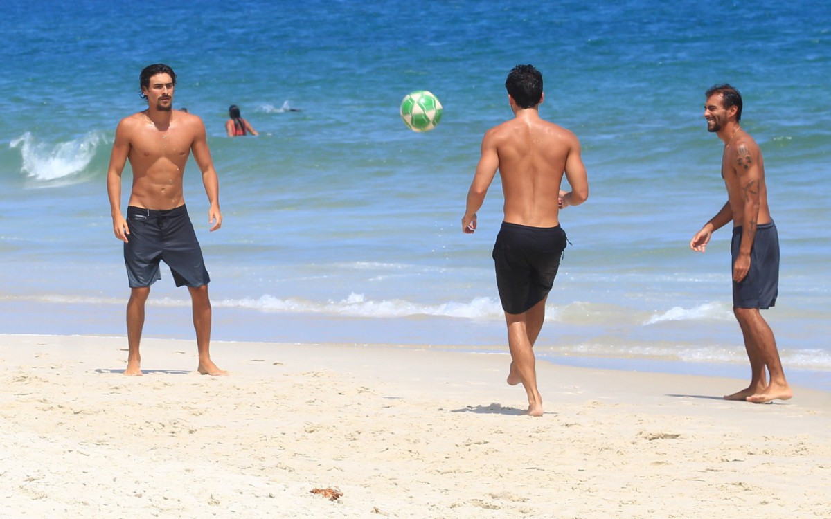 Bruno Montaleone curte dia de sol com os amigos em praia da Zona Oeste