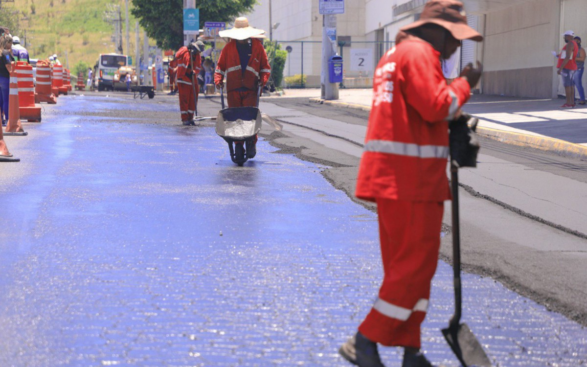 Agentes levaram asfalto novo para a Rua Maria Soares Sendas, na saída do Shopping Grande Rio