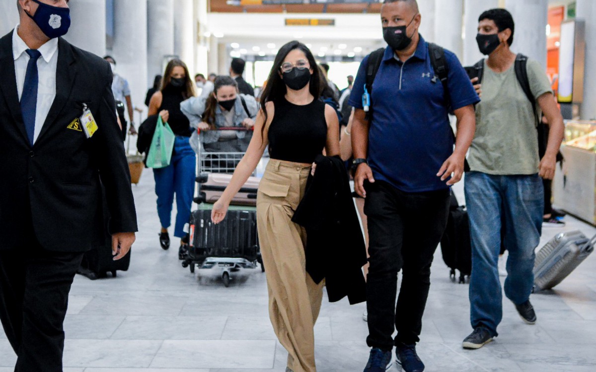 Juliette desembarca em aeroporto do Rio e posa para fotos com f&atilde;s