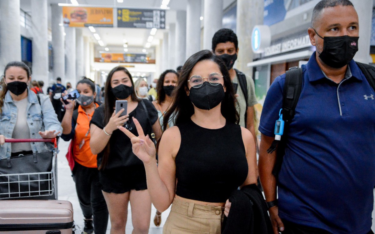 Juliette desembarca em aeroporto do Rio e posa para fotos com f&atilde;s