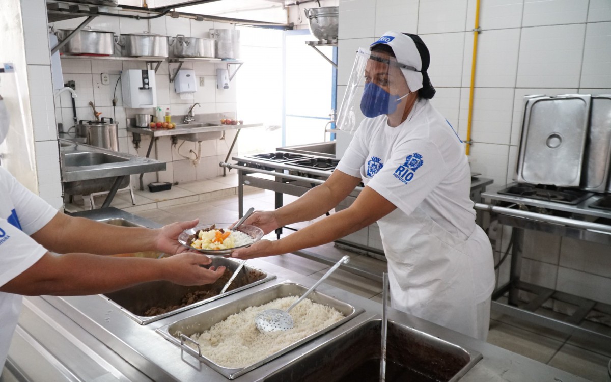 Em escolas com regime integral, alunos tem caf&eacute; da manh&atilde;, da tarde e almo&ccedil;o       