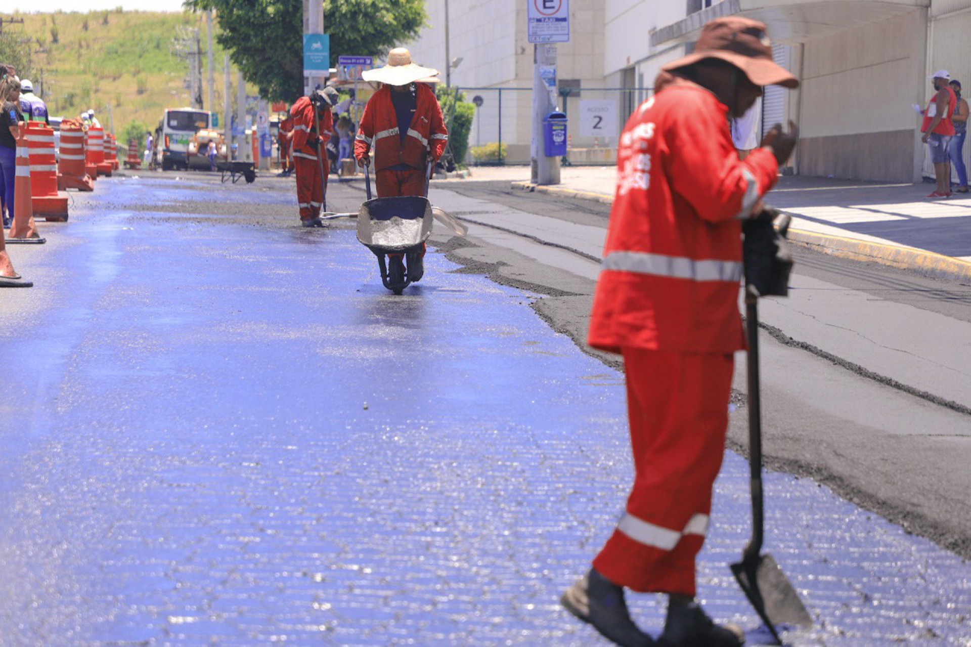 Agentes levaram asfalto novo para a Rua Maria Soares Sendas, na saída do Shopping Grande Rio - Divulgação/ PMSJM