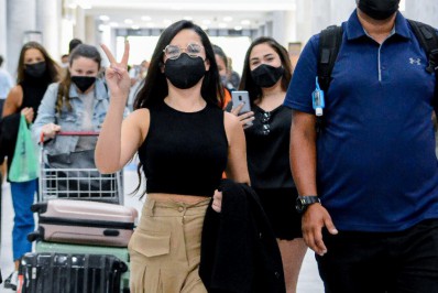 Pura simpatia! Juliette Freire desembarca em aeroporto do Rio  