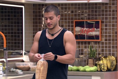 'Fora Fulano'? Equipe de Arthur Aguiar, do 'BBB 22', erra e vira meme na web