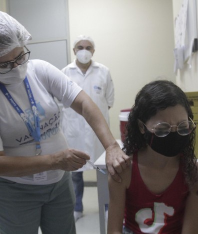 Vacinação das crianças de 9 anos, no Centro Municipal de Saúde Maria Augusta Estrella, nesta quinta-feira (27). Na foto, Letícia Belsoli, 9 anos. 