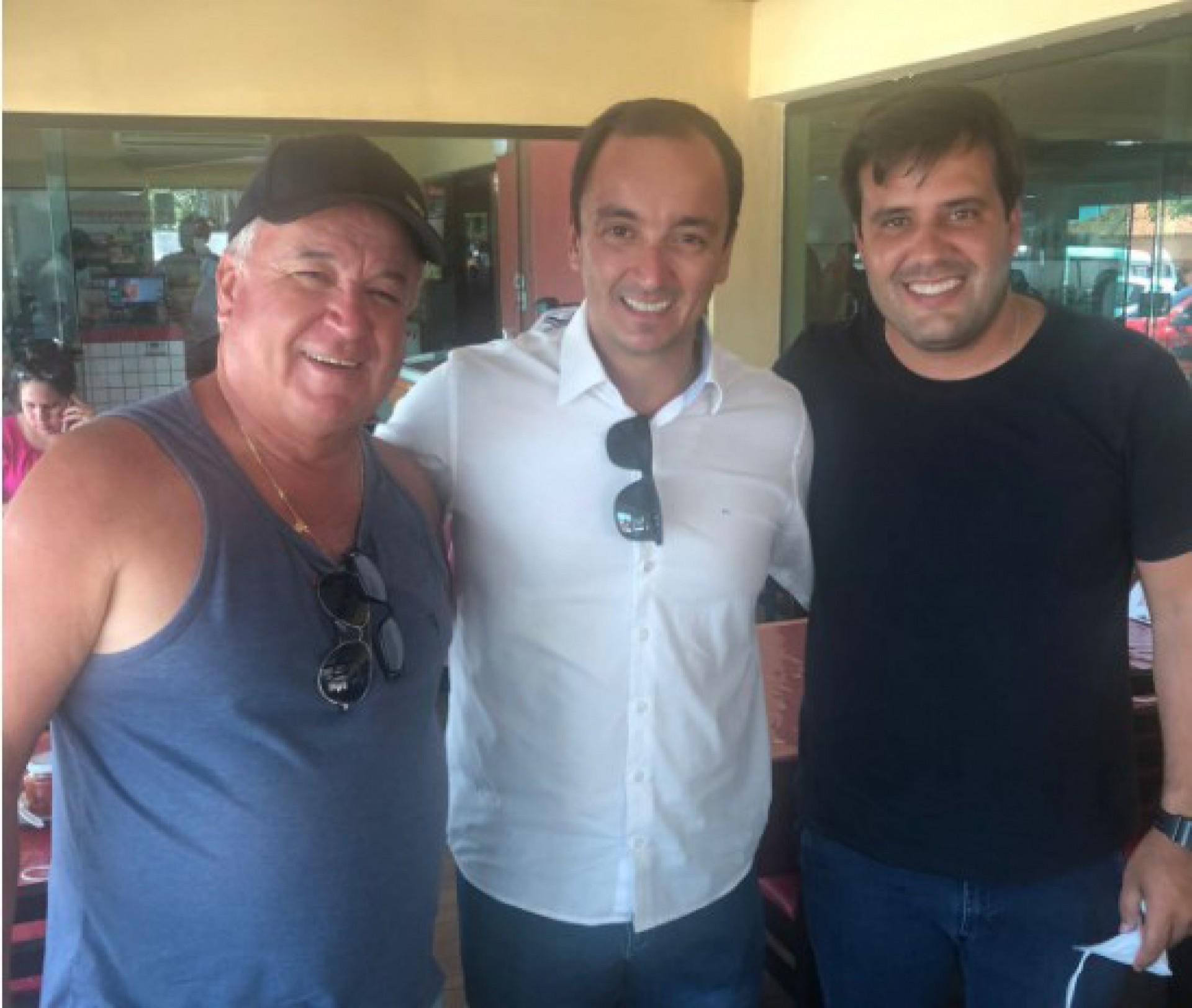 Ex-prefeito de Iguaba, Huguinho Canellas e o filho e advogado Pedro Canellas almo&ccedil;aram com Aquiles em tradicional restaurante da cidade  - Renata Cristiane 