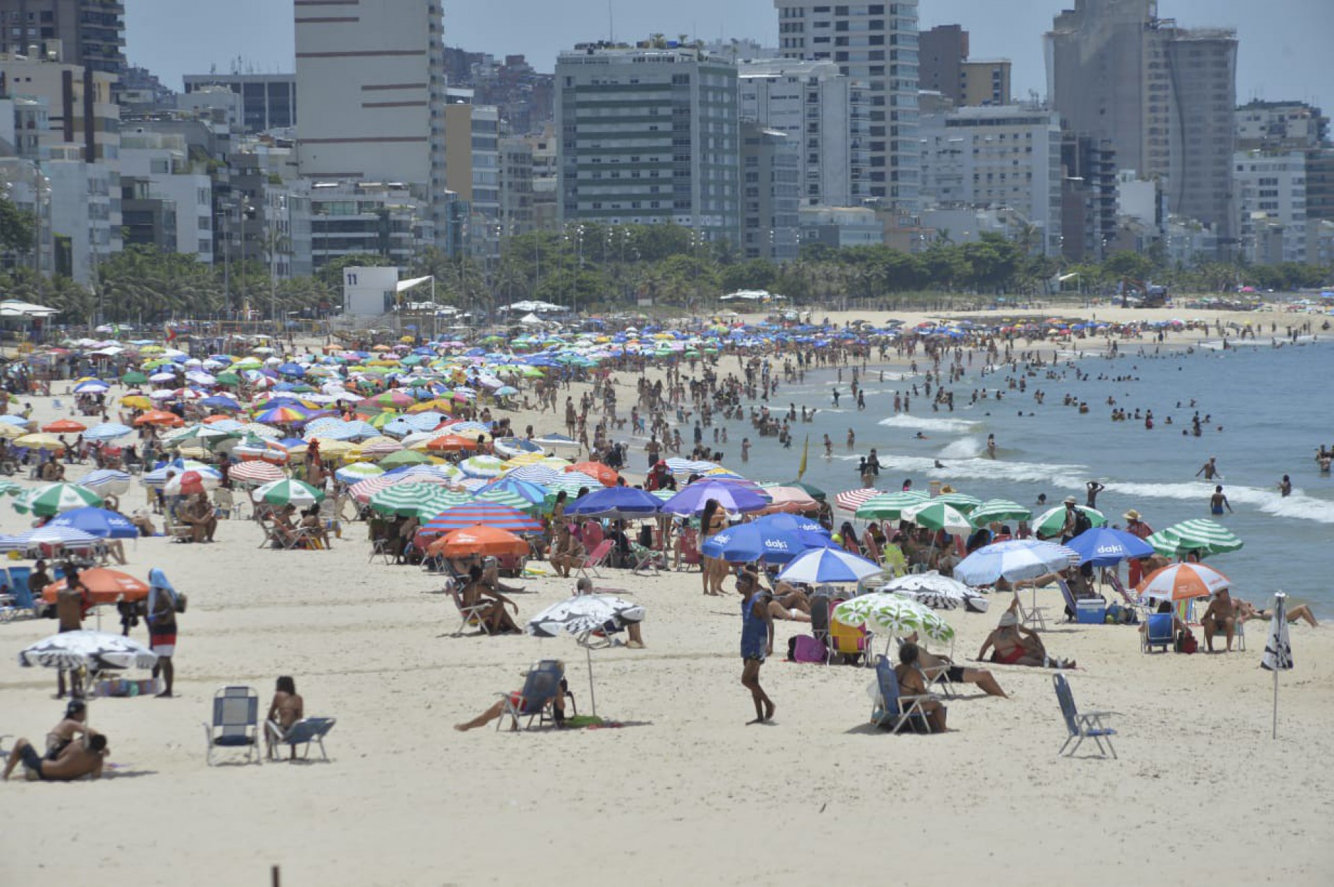 Movimentação na praia do Leblon, zona Sul do Rio, nesta quinta-feira - Fabio Costa