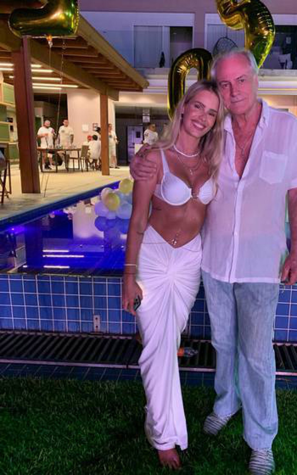 Yasmin Brunet com o pai, Armando, durante Réveillon em mansão